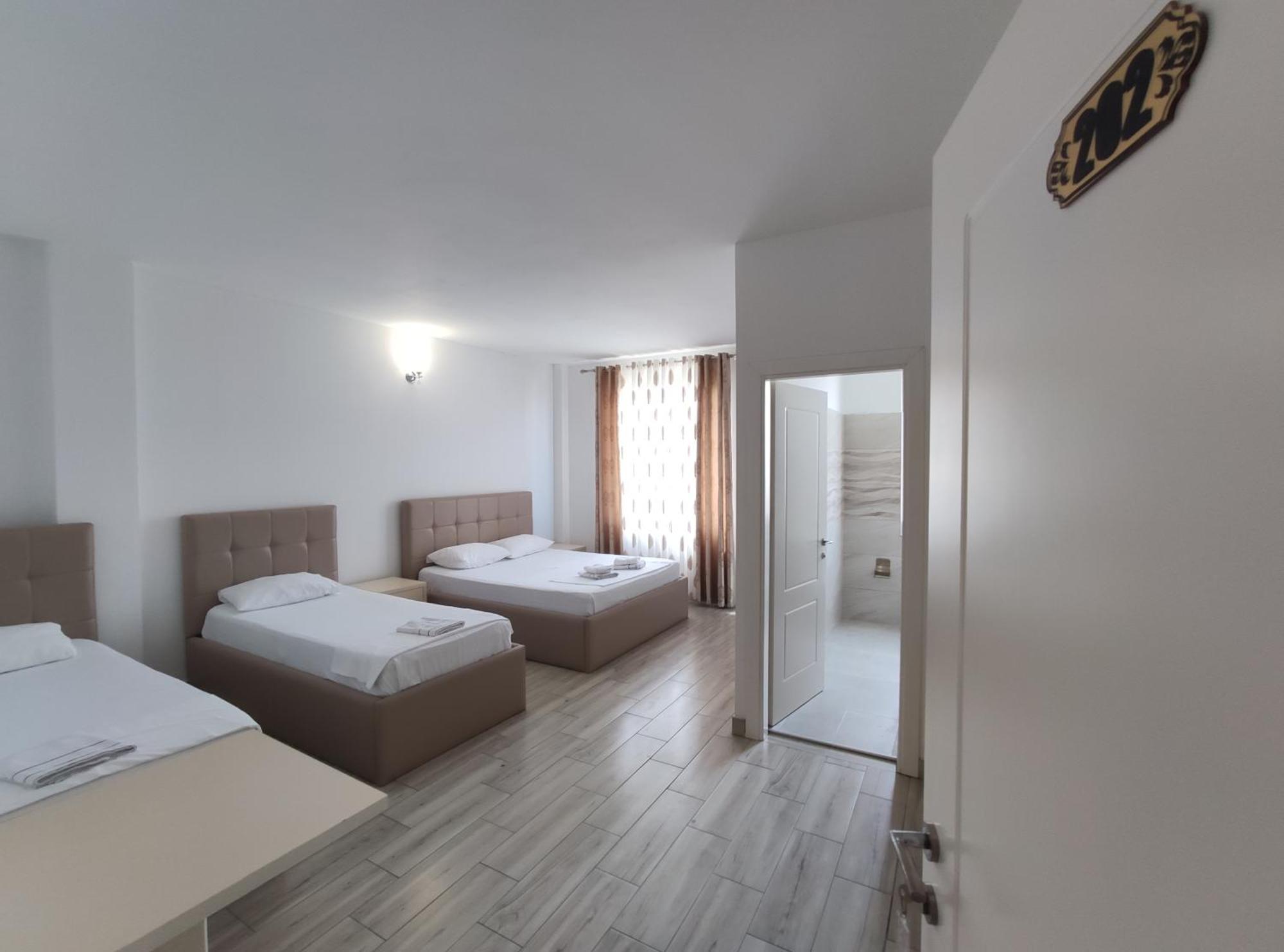 Hotel Restaurant Univers Shkodra Kültér fotó