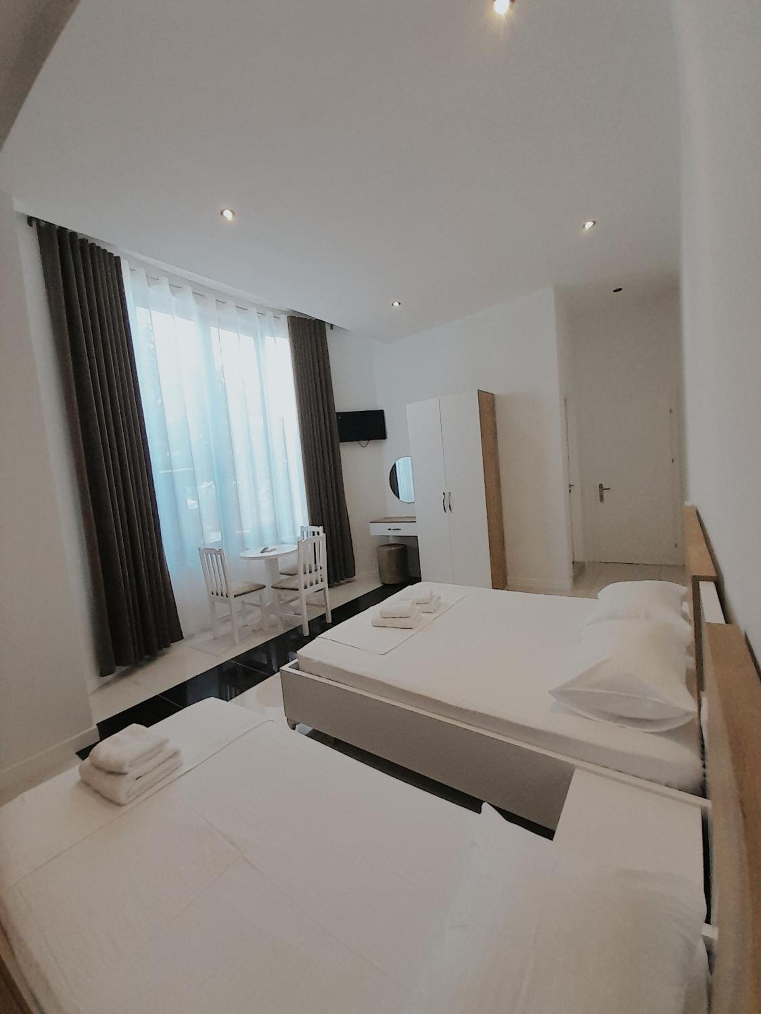 Hotel Restaurant Univers Shkodra Kültér fotó