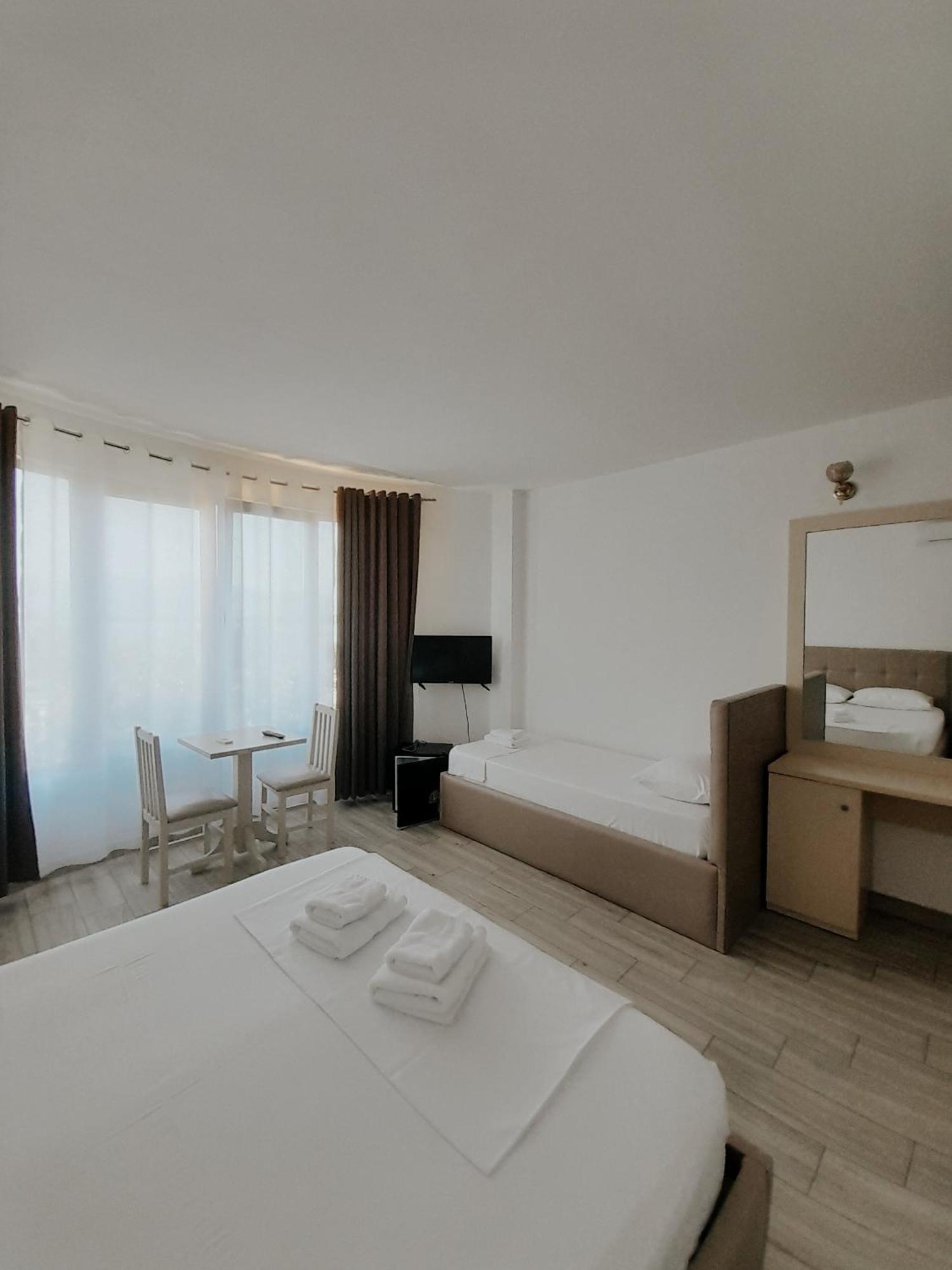 Hotel Restaurant Univers Shkodra Kültér fotó
