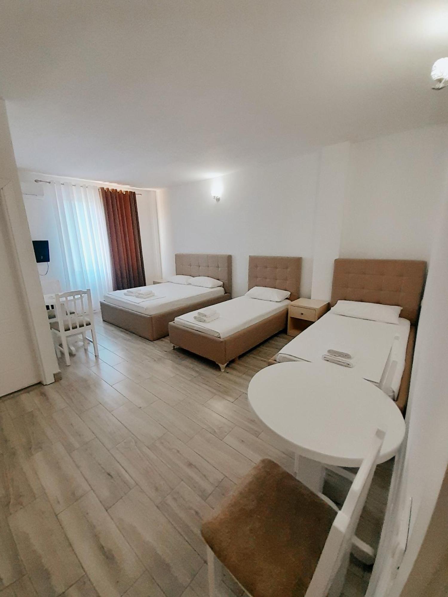 Hotel Restaurant Univers Shkodra Kültér fotó