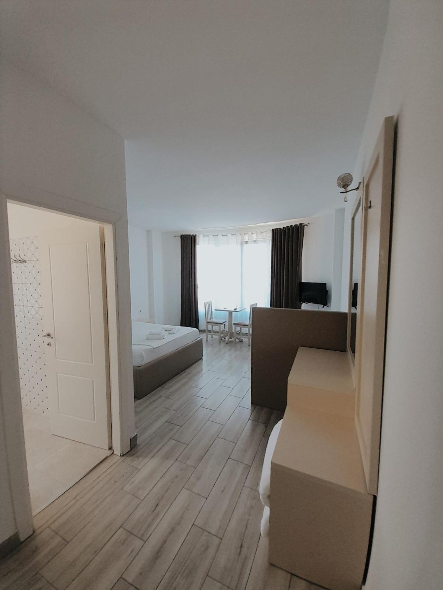 Hotel Restaurant Univers Shkodra Kültér fotó